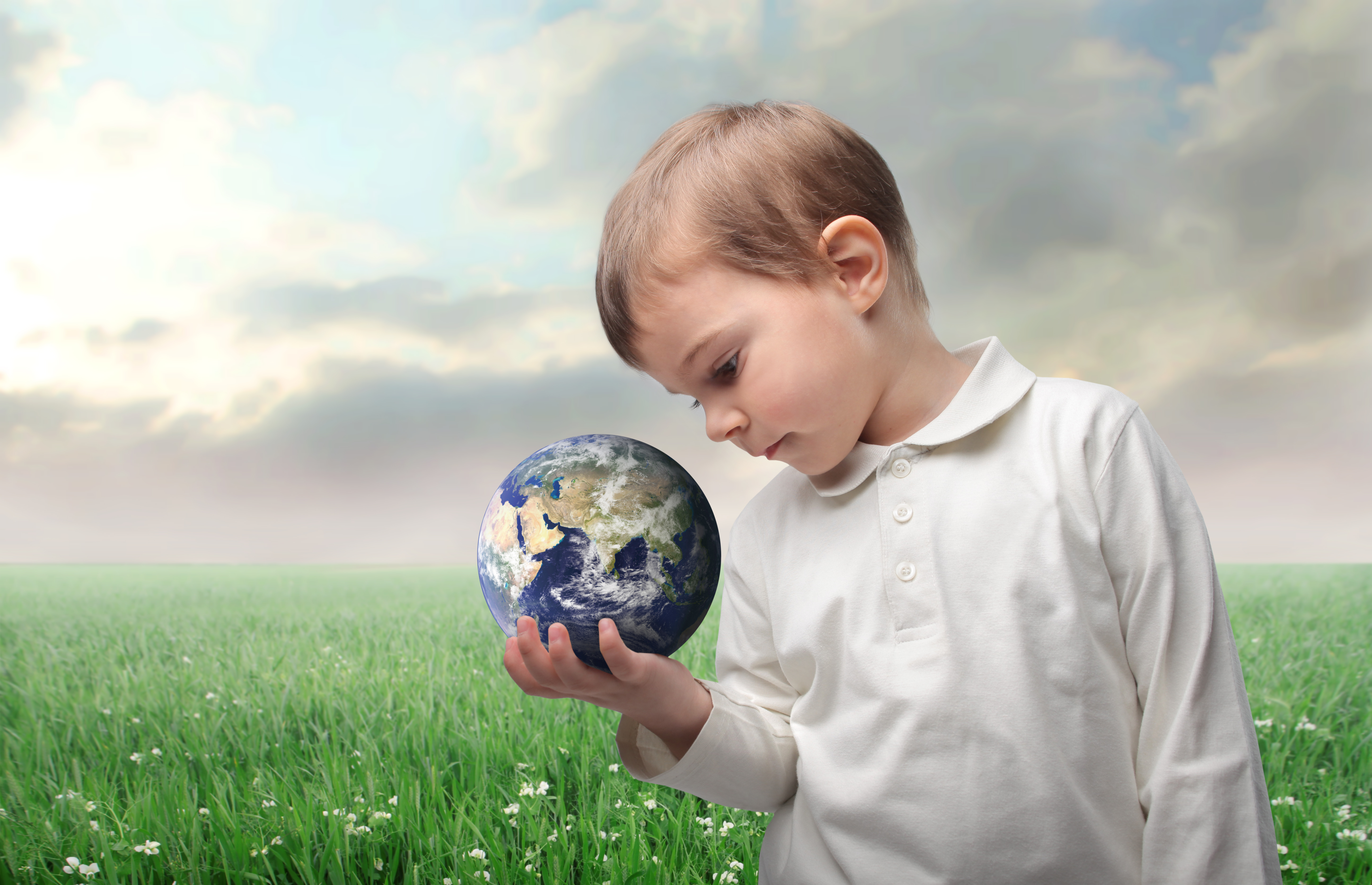 Мальчик и планета земля. Гармония человека и природы. Дети и природа. Человек и природа. Природа экология человек.