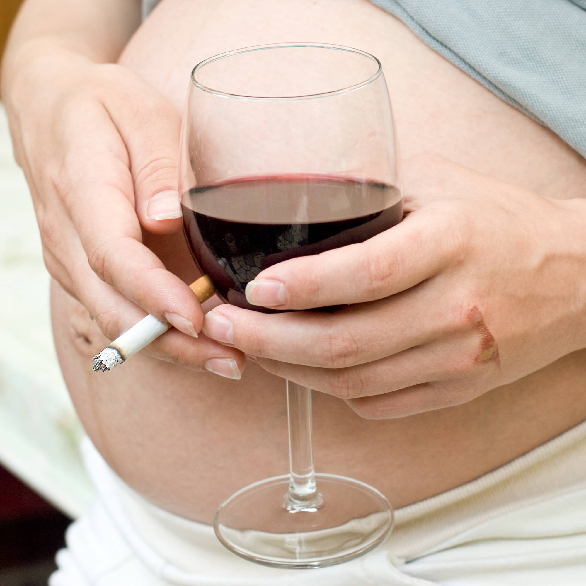 Можно вино при беременности. Беременность и вредные привычки. Вредные привычки беременных. Береенност и вредфне пивыкми.