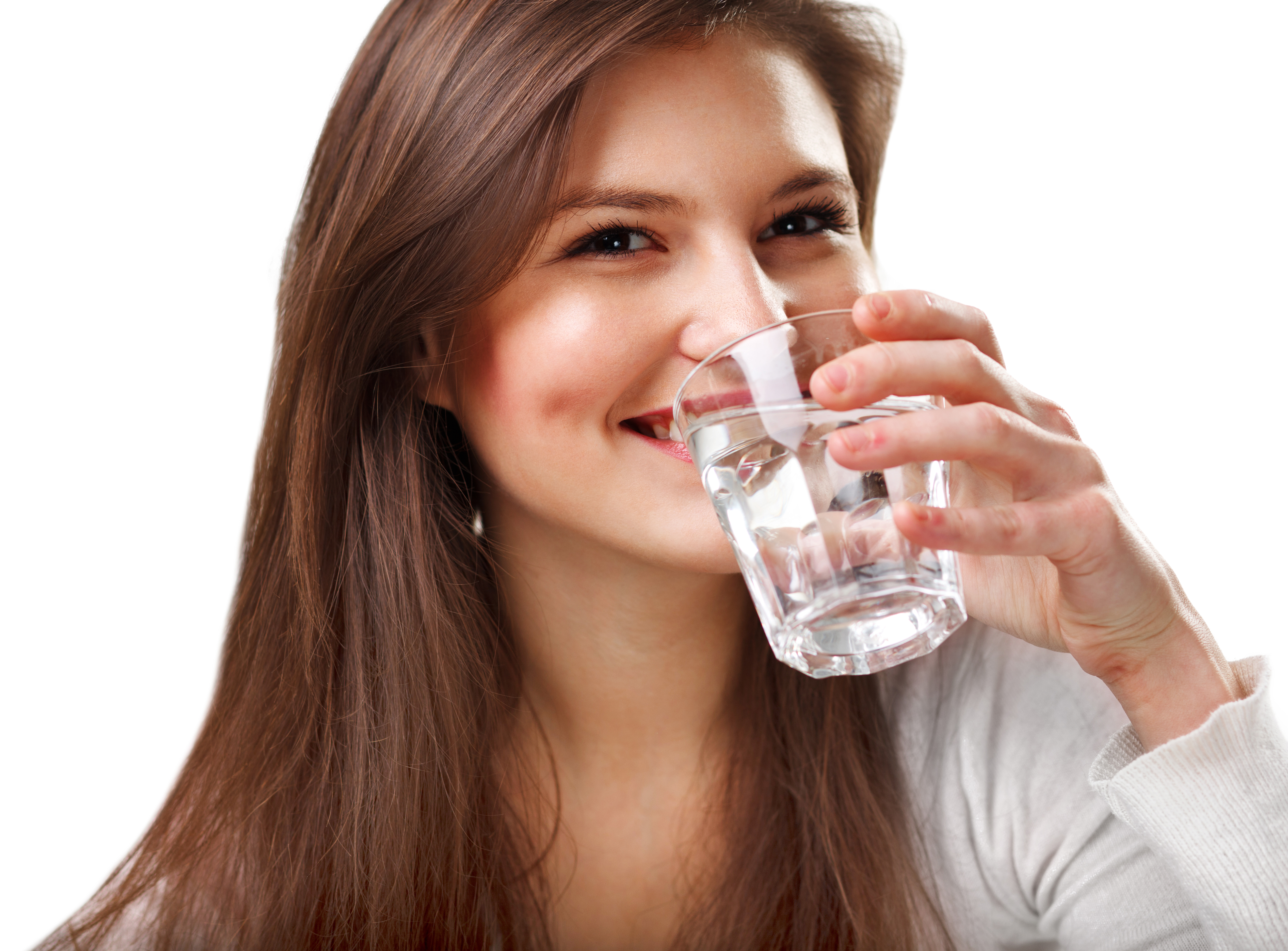 Удовлетворение жажды. Девушка со стаканом воды. Девушка пьет воду. Девушка пьет воду из стакана. Человек со стаканом воды.