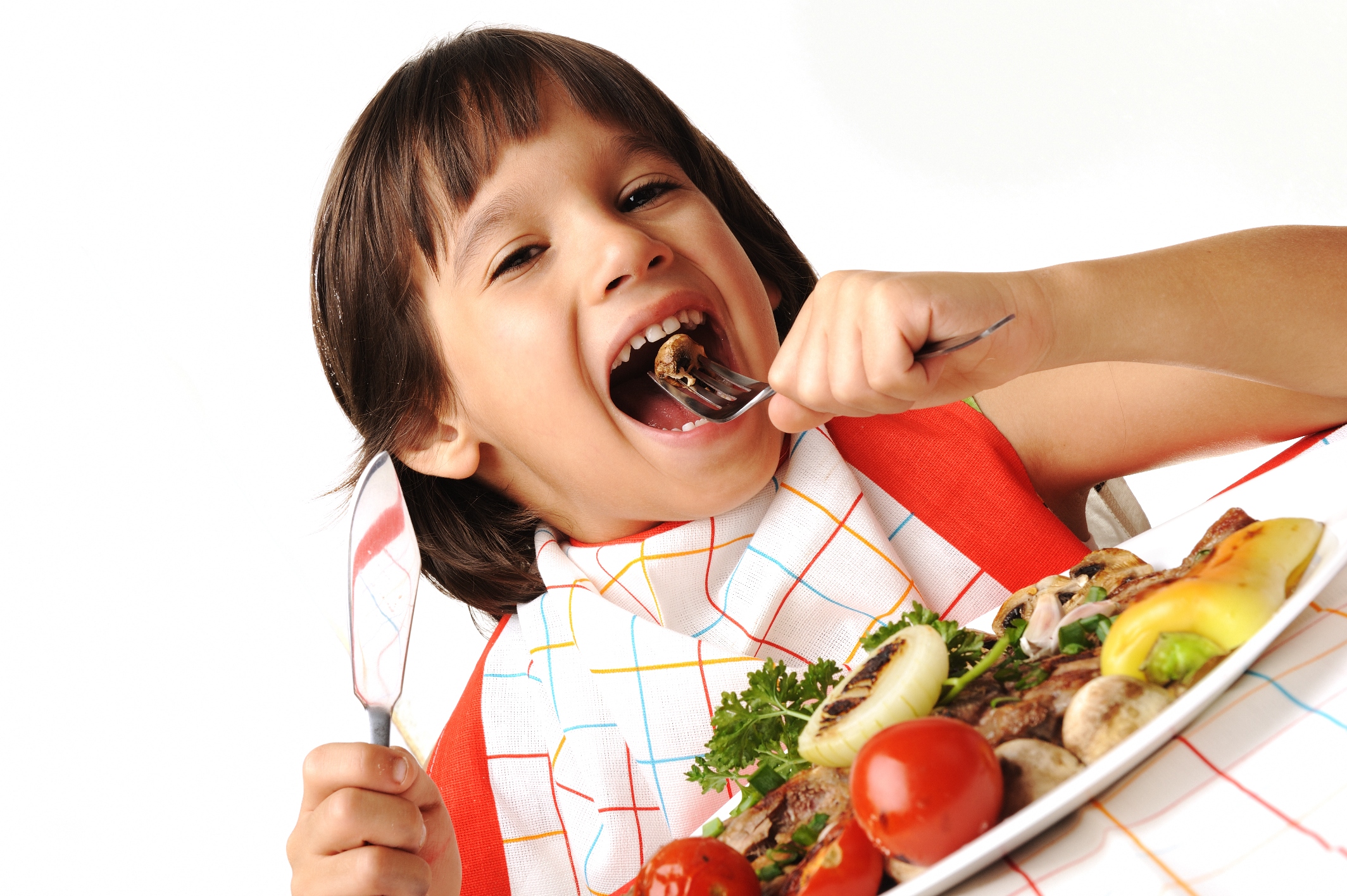 Можно есть острую пищу. Еда для детей. Ребенок ест. Питание детей. Здоровое питание для детей.